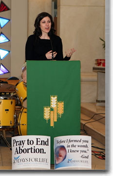 0340days1 40 days for Life organizer Nicole Campbell addresses the kick-off rally for the event.